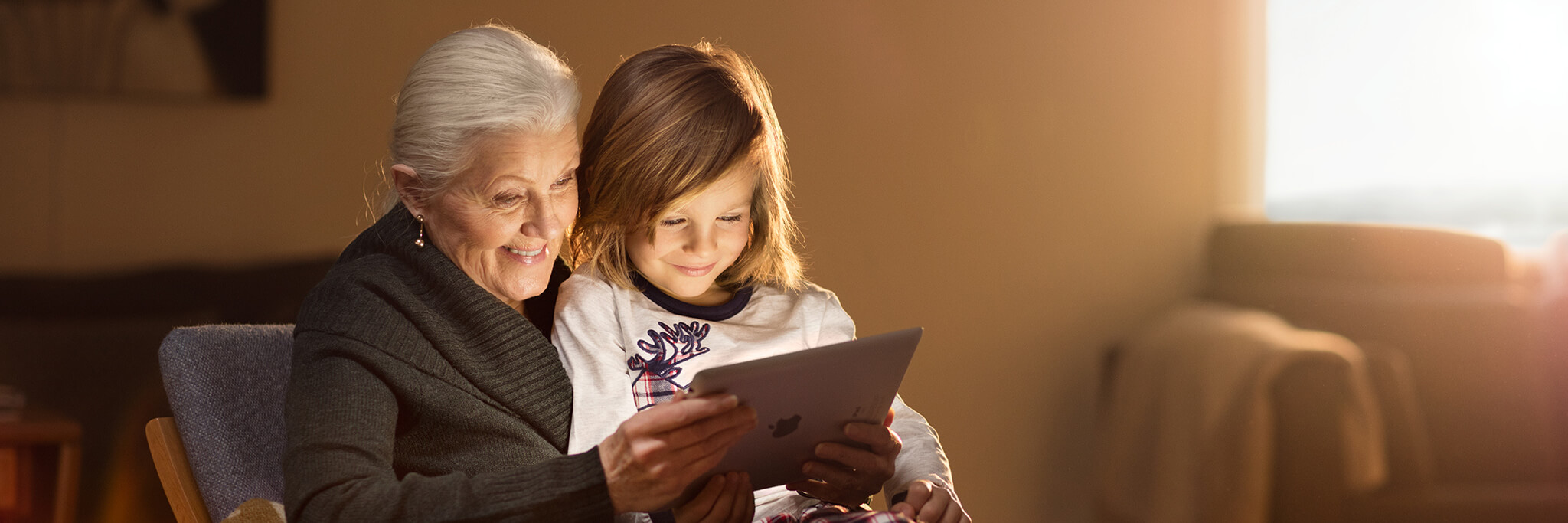 Bestemor-barnebarn-ser-tv - Tinn Energi & Fiber - Tinn Energi & Fiber Bestemor og barnebarn ser på tv
