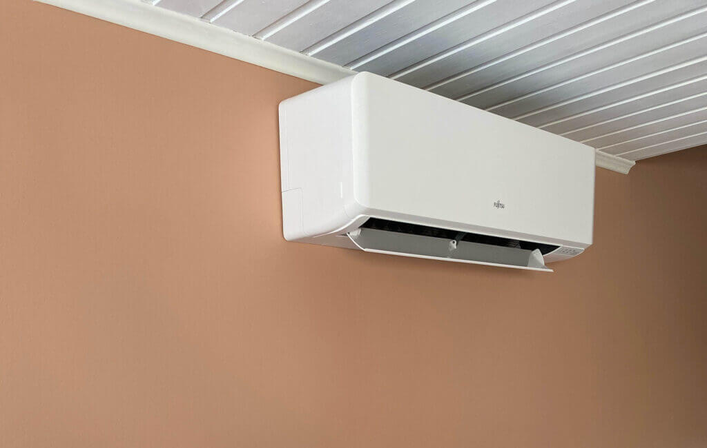 Fujitsu varmepumpe på vegg
