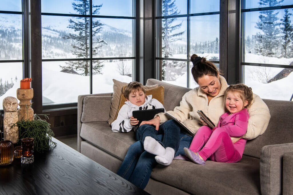 Tinn Energi og Fiber AS - Tinn Energi & Fiber - Tinn Energi & Fiber Familie med nettbrett og mobil på hytten