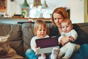 Familie med nettbrett 1 - Tinn Energi & Fiber Familie med nettbrett