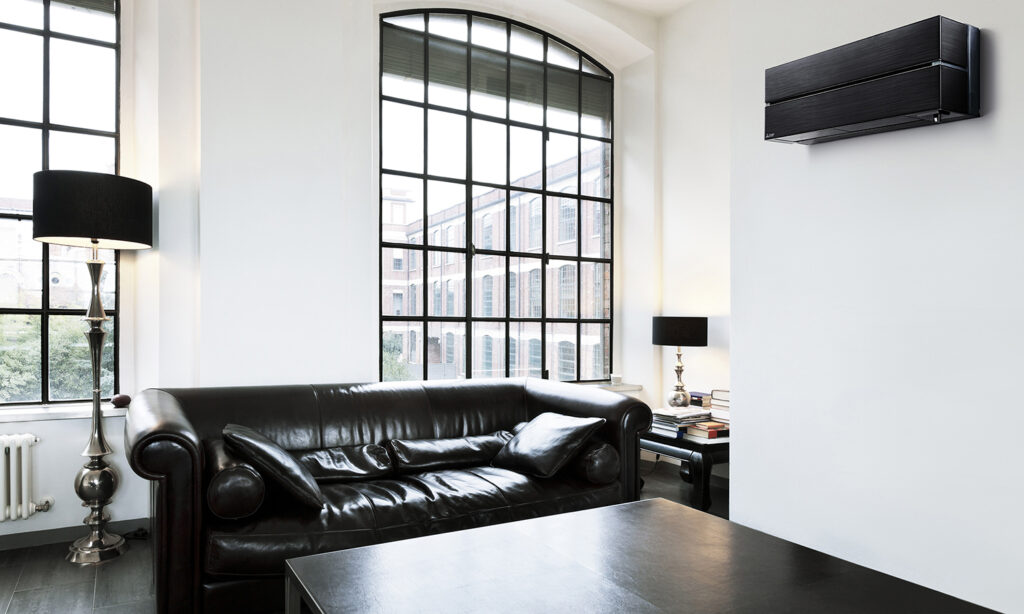 interior view of the living room - Tinn Energi & Fiber - Tinn Energi & Fiber svart varmepumpe på hvit vegg