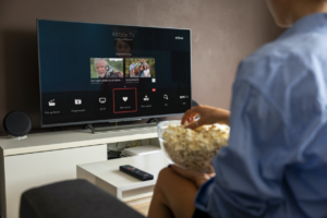 Mockup TV - Tinn Energi & Fiber - Tinn Energi & Fiber Altibox TV mann spiser popcorn