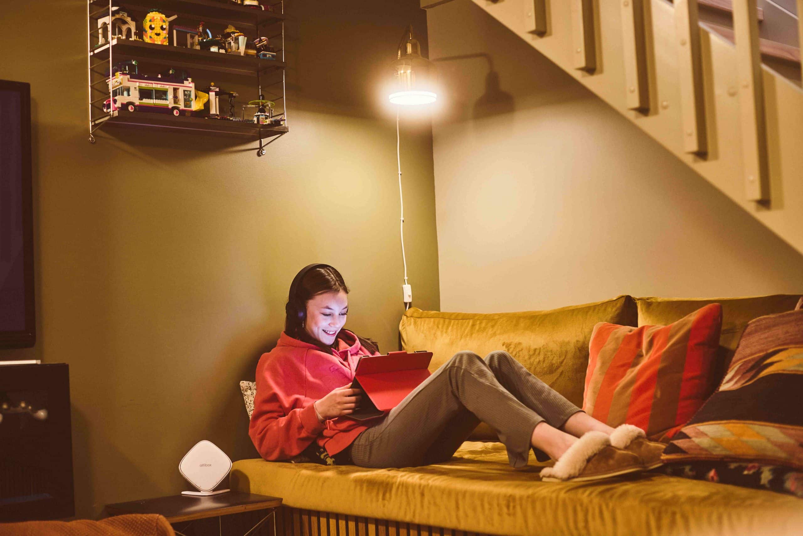 Altibox. jente med pad